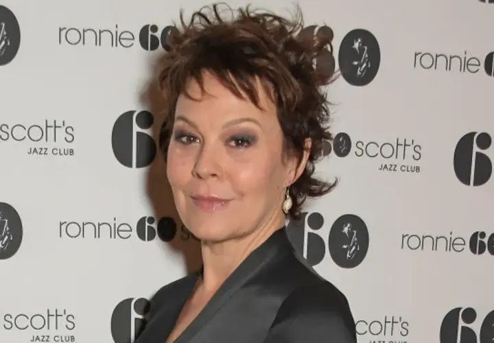 Helen McCrory, znana z filmów i seriali, na tle logo Ronnie Scott's Jazz Club.