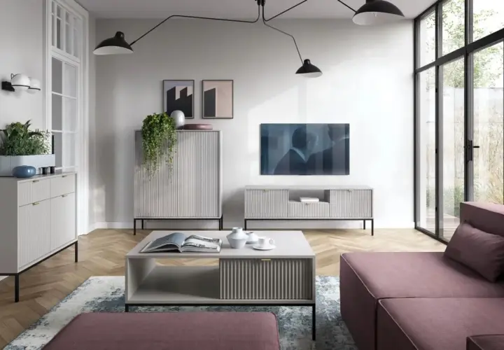 Nowoczesne oświetlenie ściany z telewizorem, z czarnymi lampami i minimalistycznymi meblami.