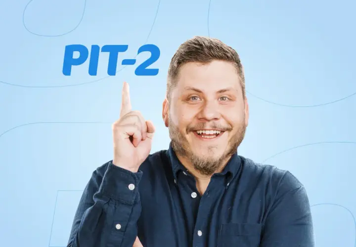 Uśmiechnięty mężczyzna wskazuje palcem na napis PIT-2. Dowiedz się, jak wypełnić PIT-2 do 26 roku życia.