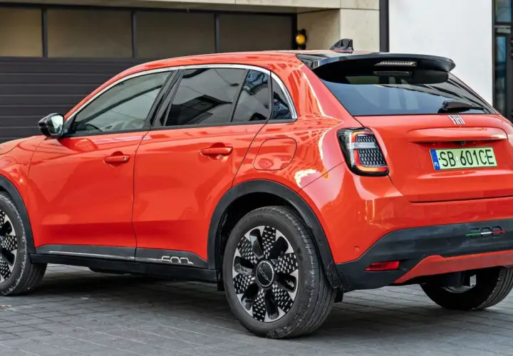 Pomarańczowy Fiat 600, nowoczesny crossover, idealny do miasta. Sprawdź jego atrakcyjną fiat 600 cenę!