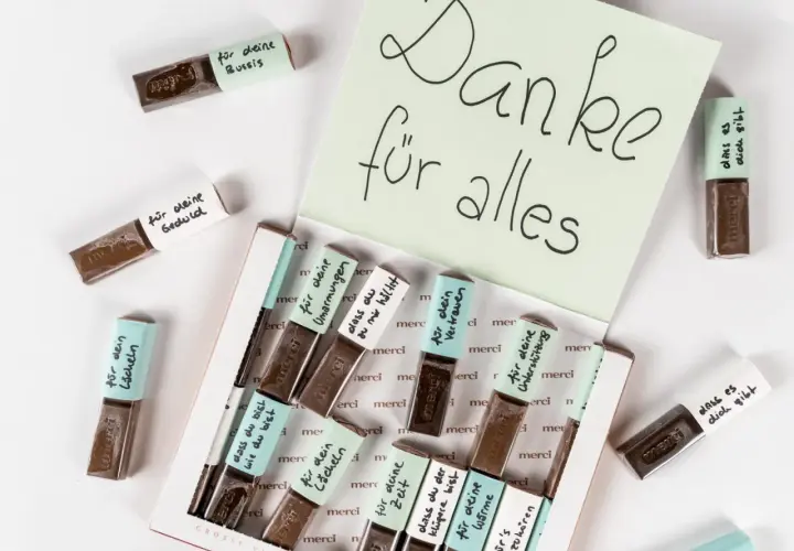 Kleine Merci-Schokoladen, liebevoll beschriftet für das Basteln zum Valentinstag. Eine süße Geste der Dankbarkeit.