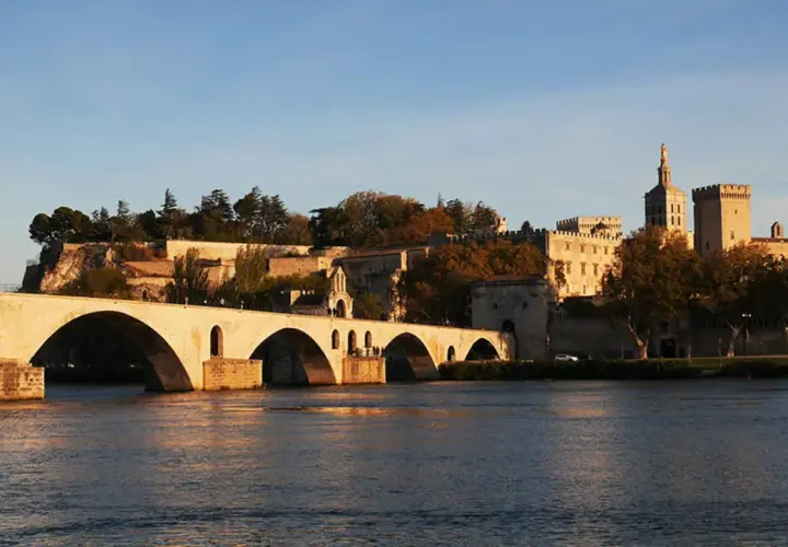 Słynny most Saint-Bénézet i Pałac Papieski w Awinionie, piękne miasto nad Rodanem, w blasku zachodzącego słońca.