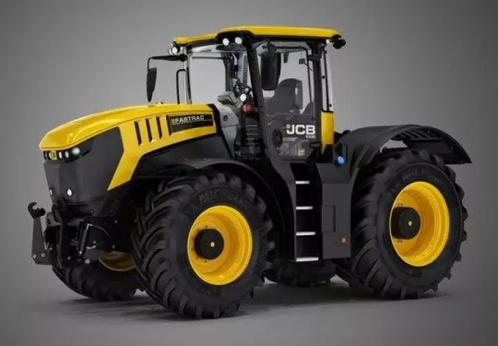 Potężny, żółto-czarny traktor JCB Fastrac z dużymi, terenowymi oponami i żółtymi felgami, gotowy do pracy na polu.
