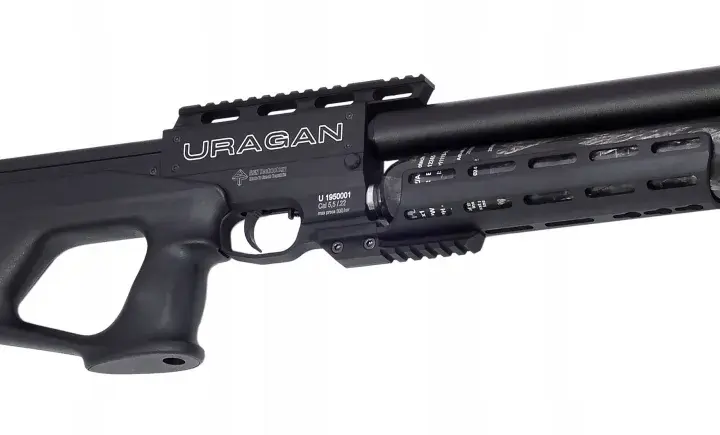 Czarny pistolet pneumatyczny z napisem "URAGAN". Posiada karbowany chwyt i lufę z włókna węglowego.