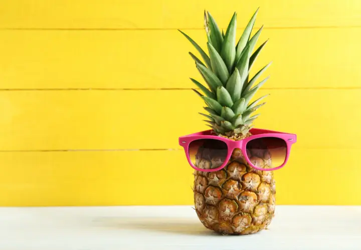 Słoneczny ananas dla niemowlaka w różowych okularach przeciwsłonecznych, gotowy na wakacje.