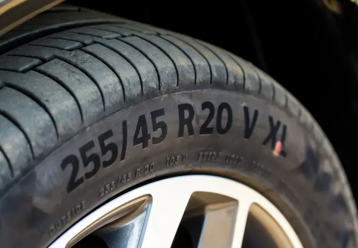 Opona z oznaczeniem 255/45 R20 V XL. XL oznacza "Extra Load", czyli wzmocnioną konstrukcję opony.
