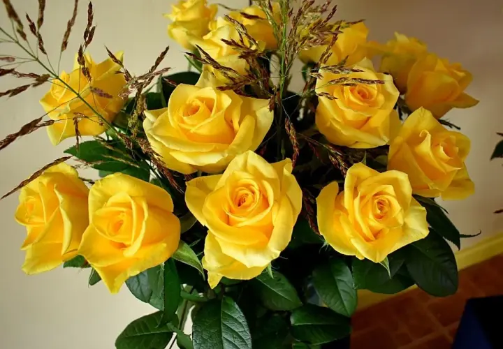 Un ramo de rosas amarillas, símbolo de amistad y alegría. El significado de la rosa amarilla se refleja en su vibrante color.