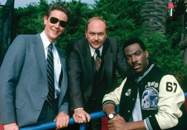 Gliniarz z Beverly Hills obsada: Eddie Murphy, Judge Reinhold i John Ashton pozują do zdjęcia.