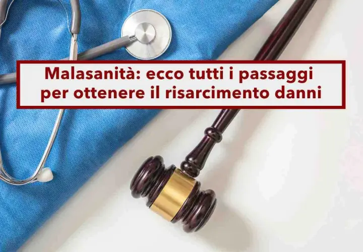 Martelletto da giudice e camice blu, simboli di malasanità e del rischio clinico. Testo: "Mala sanità: ecco tutti i passaggi per ottenere il risarcimento danni".