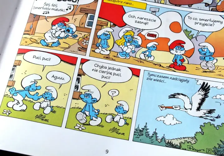 Fragment komiksu ze Smerfami: Papa Smerf usypia Smerfusia, inne Smerfy rozmawiają, a bocian niesie list.
