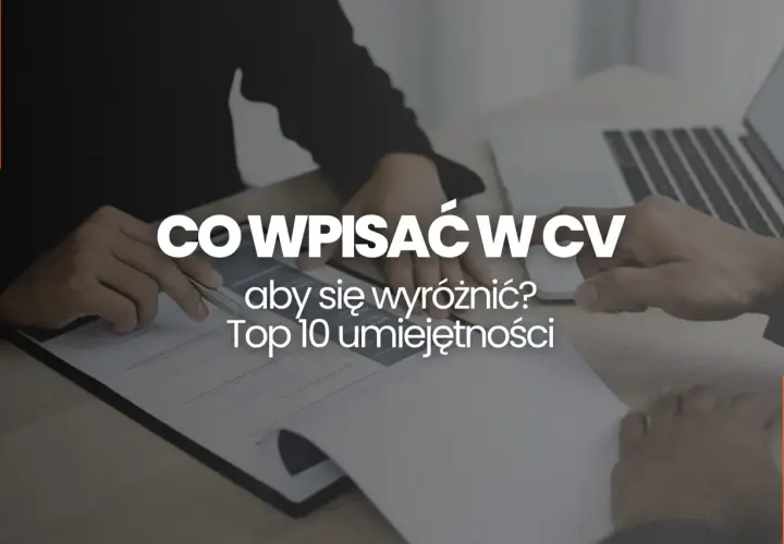 Ręce przeglądają CV, szukając kluczowych umiejętności, takich jak leadership, by wyróżnić się na rynku pracy.