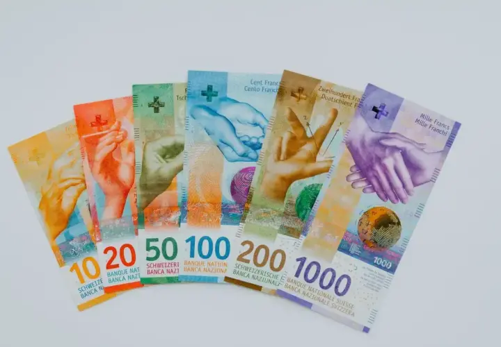 Szwajcarskie franki, waluta Liechtensteinu, w różnych nominałach: 10, 20, 50, 100, 200 i 1000.