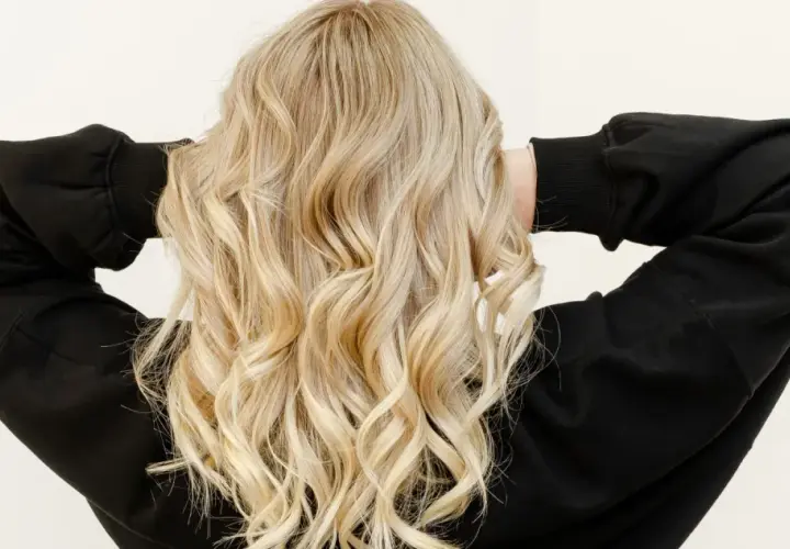 Blond włosy, zadbane dzięki lanolinie, lśnią i są miękkie.