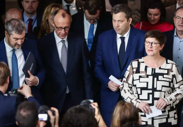 Politiker der CDU und SPD im Gespräch. Mögliche Koalition wird diskutiert.