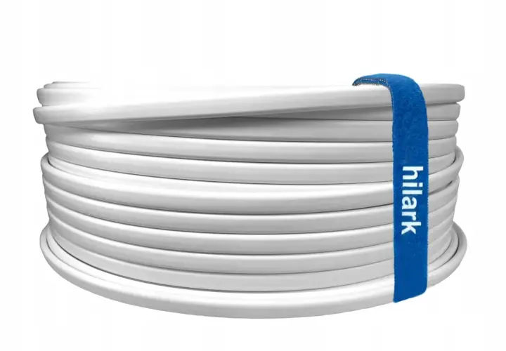 Biały ydyp zwinięty w krąg, zabezpieczony niebieską opaską z logo "hilark".
