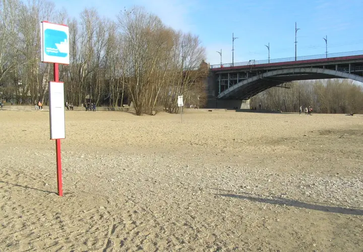 Plaża nad Wisłą, znak wodny, most i drzewa. Idealne miejsce na poniatówkę.
