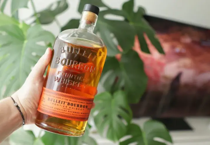 Bulleit Bourbon, choć z Kentucky, inspiruje pytania o inne regiony produkcji whisky w USA.