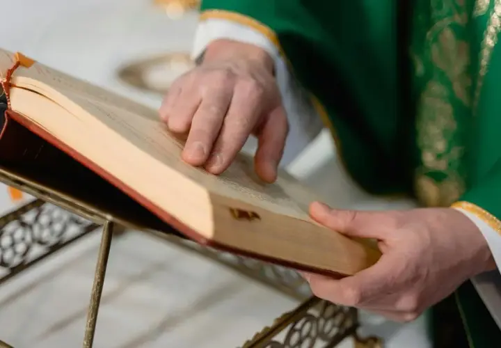 Co to jest modlitwa powszechna i dlaczego jest tak ważna w liturgii
