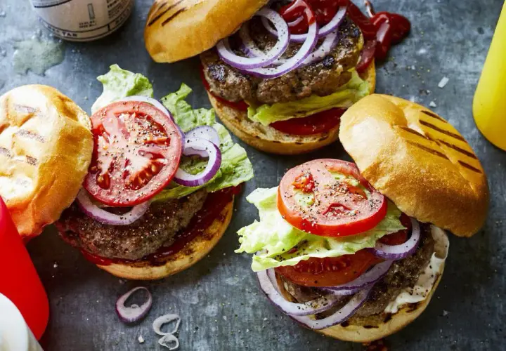 Co pasuje do hamburgera? Klasyczne i nietypowe dodatki