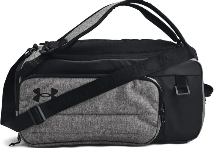 Szara torba sportowa Under Armour z czarnym logo i paskiem. Idealna na treningi, pomieści wszystko, czego potrzebujesz.