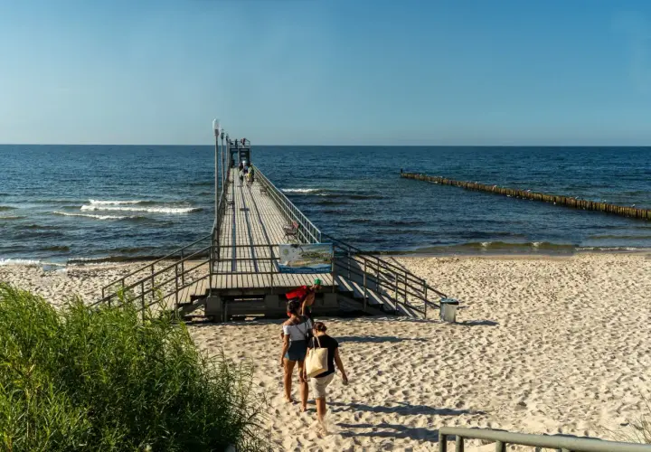 Spacerem po molo w Sianożętach, podziwiając morskie atrakcje i plażę.