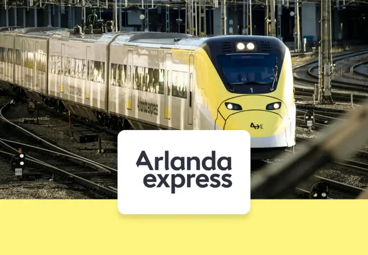 Żółto-srebrny pociąg Arlanda Express na torach. Sprawdź arlanda express cena i podróżuj szybko!