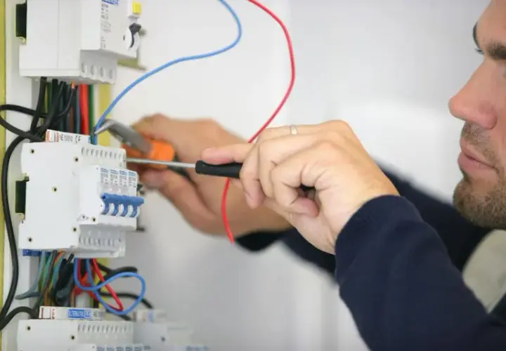 Czy elektryk może pracować sam? Kluczowe przepisy i ryzyka samodzielności