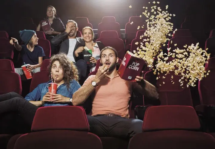 En grupp människor i en biosalong, några med popcorn som flyger, upplever en spännande film. Kanske en av de mest sedda filmerna i Sverige genom tiderna!