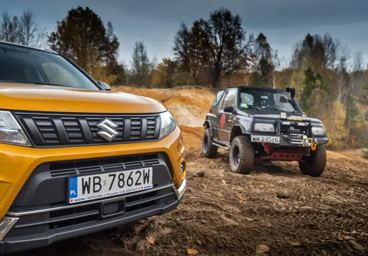 Żółty Suzuki Vitara 2025 i czarny, terenowy model na piaszczystym podjeździe.
