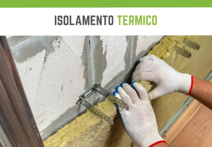 Mani guantate installano materiale isolante termico in lana di roccia su una parete grezza, fissato con staffe metalliche.