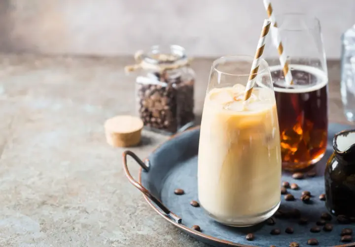 Jak zrobić latte w domu? Idealna kawa z ekspresem i bez!