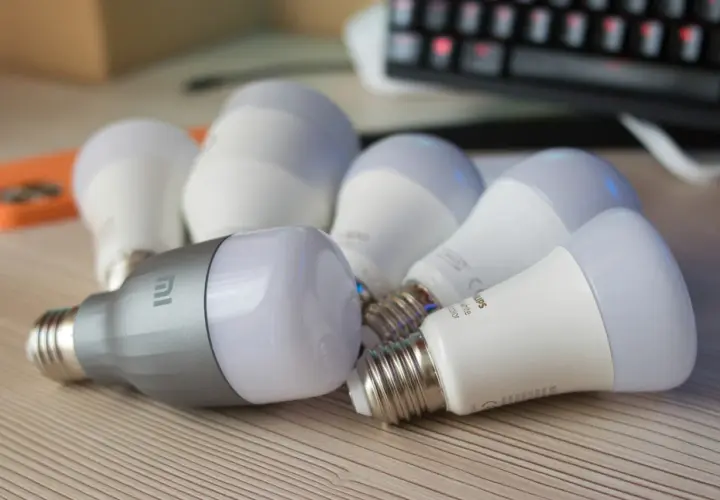 Varias bombillas inteligentes, incluyendo una Xiaomi y Philips, listas para mostrar como funcionan las bombillas inteligentes.