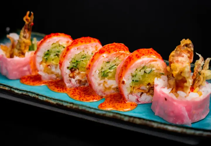 Roladki sushi z krewetką w tempurze i pikantnym sosem. Idealne z czym jeść sushi – z sosem, wasabi i imbirem.