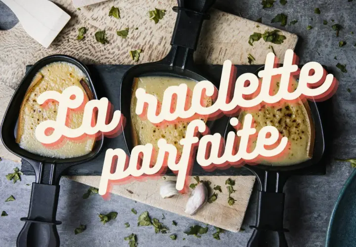 La raclette parfaite : quel est le meilleur fromage pour la raclette ? Du fromage fondu dans des poêlons, prêt à être dégusté.