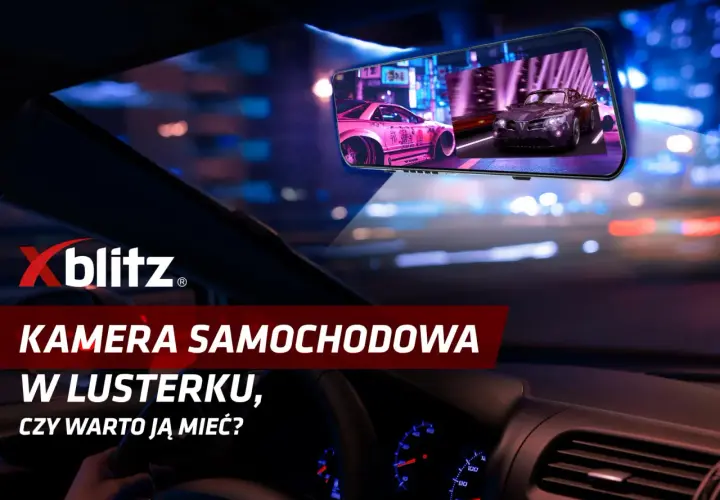 Kamera samochodowa w lusterku pokazuje nocną jazdę z neonowymi światłami miasta i tuningowanymi autami.