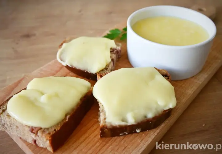 Smażony ser z twarogu na chlebie, idealny na szybkie śniadanie. Prosty przepis, jak zrobić smażony ser z twarogu.