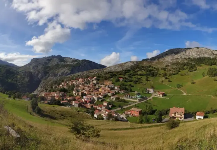 Ein malerisches Dorf in Asturien, umgeben von grünen Hügeln und Bergen. Perfekt für eine Wanderung.