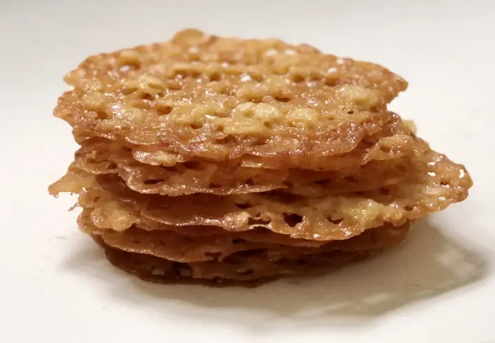 En stapel krispiga havreflarn, perfekta för ett enkelt havreflarn recept.