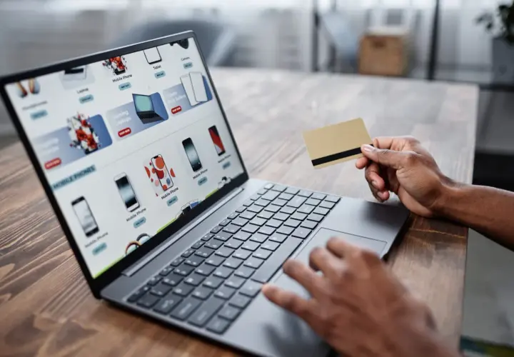 Przykłady propozycji wartości w e-commerce: przeglądanie ofert telefonów i laptopów na stronie sklepu, gotowość do zakupu z kartą płatniczą.