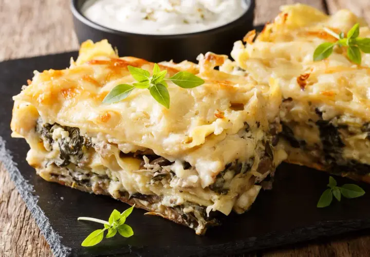 Ile kalorii ma zapiekanka z serem i pieczarkami? Sprawdź teraz!