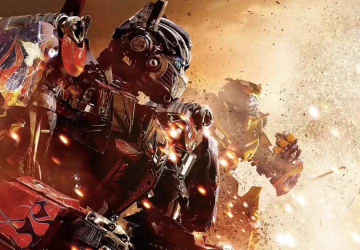 Optimus Prime i Bumblebee w akcji. W tle eksplozje i pył. Widać szczegółowe transformers części.
