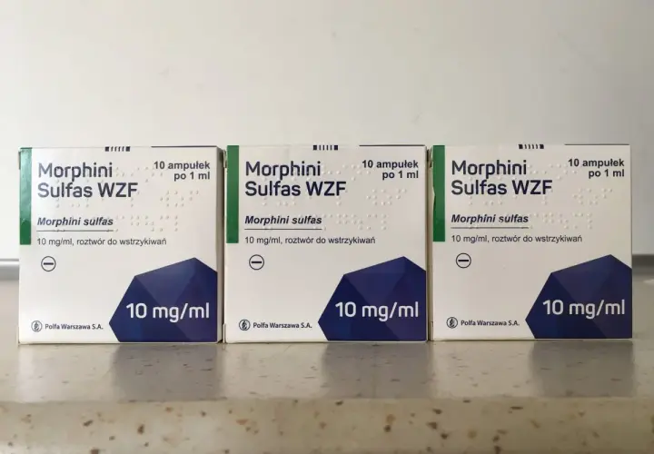 Trzy opakowania leku Morphini Sulfas WZF, zawierające roztwór morfiny do wstrzykiwań, każdy po 10 mg/ml.