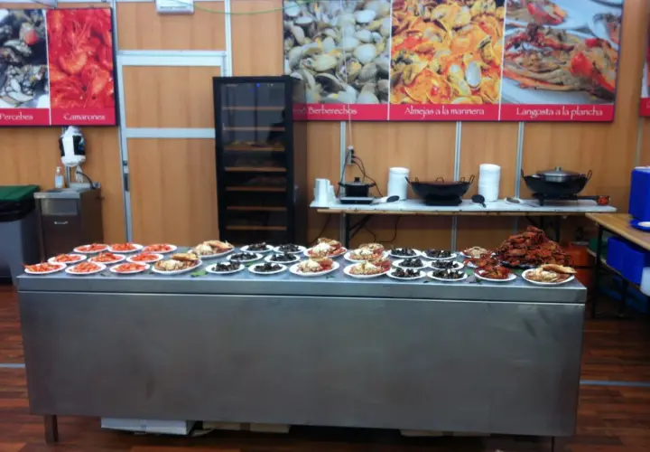 Exhibición de mariscos en ferias del marisco en Galicia: gambas, berberechos, almejas y langostas a la plancha.