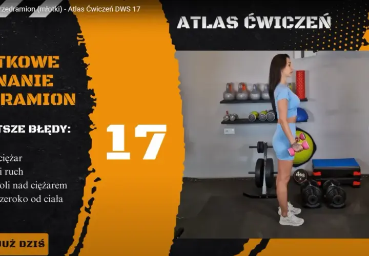 Kobieta wykonuje ćwiczenie hammer curl z różowymi hantlami. Na ekranie widnieje tytuł "Młotkowe uginanie przedramion".