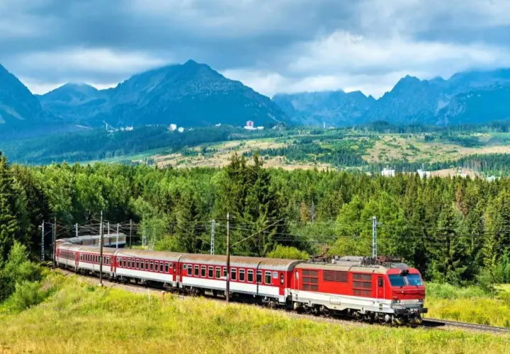 Czym się różni TLK od InterCity? Odkryj kluczowe różnice i wybór