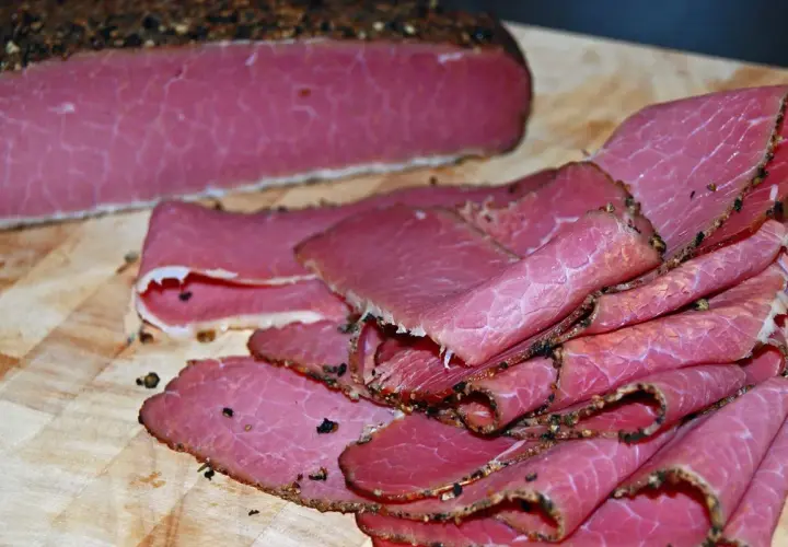 Domowe pastrami z mostka wołowego: soczyste plastry z przyprawami, gotowe do podania. Idealne na kanapki.
