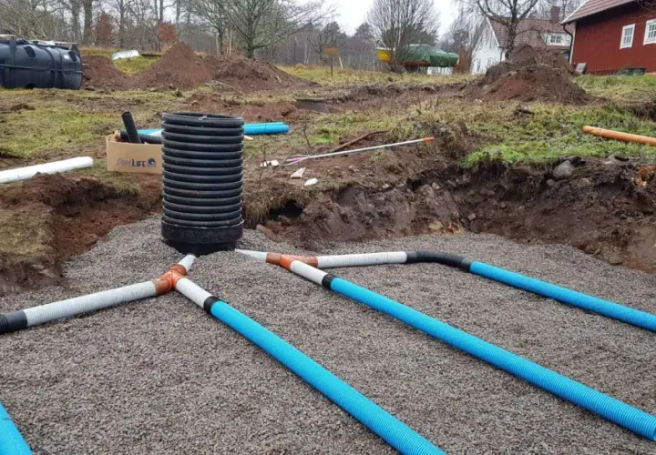 Arbetet med enskilt avlopp pågår. Grus och rör läggs ut för att hantera avloppsvatten, en viktig investering för framtiden.