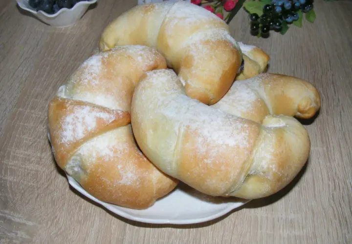 Brzoskwiniowe rogaliki z kremem mascarpone