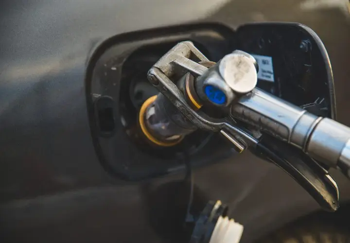 Ugello di rifornimento GPL inserito nel serbatoio di un'auto diesel. Possibili problemi con impianto gpl su diesel.