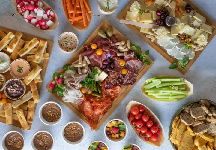 Plateaux variés : charcuterie, fromages, crudités, dips et pains. Parfait pour une idée repas soirée nombreux, convivial et gourmand.